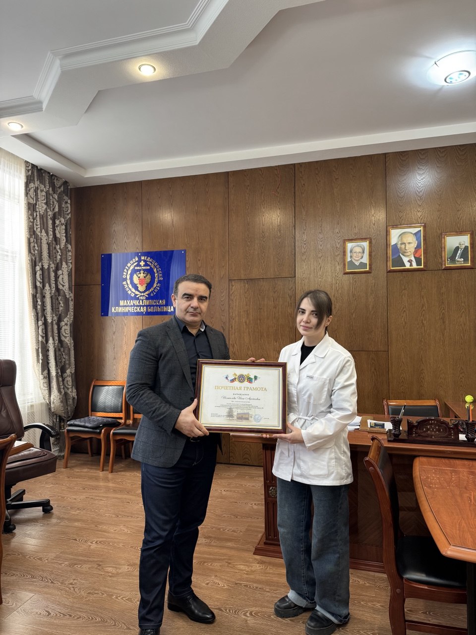 Главный врач Махачкалинской клинической больницы ФГБУЗ ЮОМЦ ФМБА России Ахмед Курбанович Алиев вручил почетную грамоту врачу уЗД