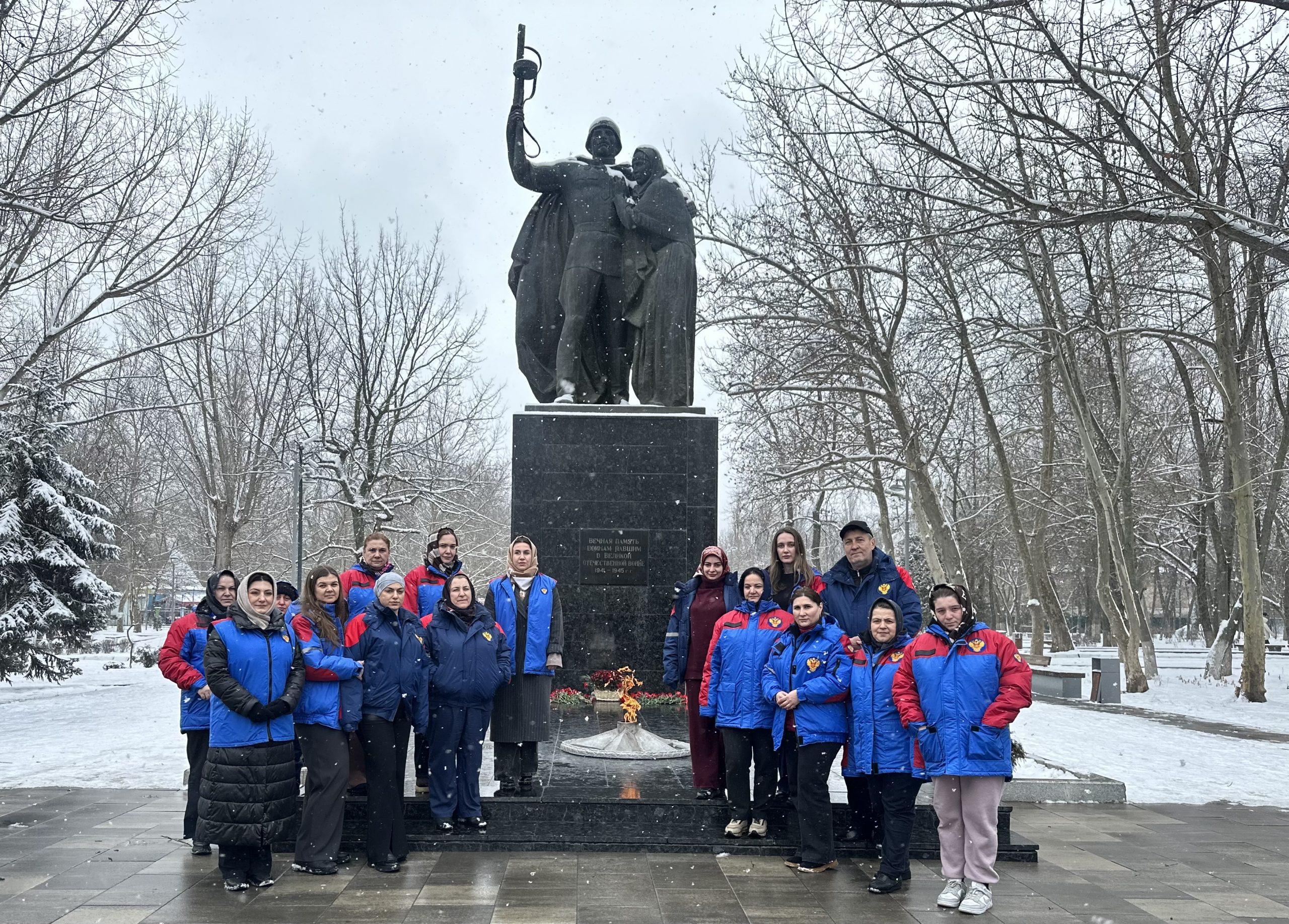 Сотрудники Махачкалинской клинической больницы ФГБУЗ ЮОМЦ ФМБА России возложили цветы к памятнику воину-освободителю в парке имени Ленинского Комсомола.